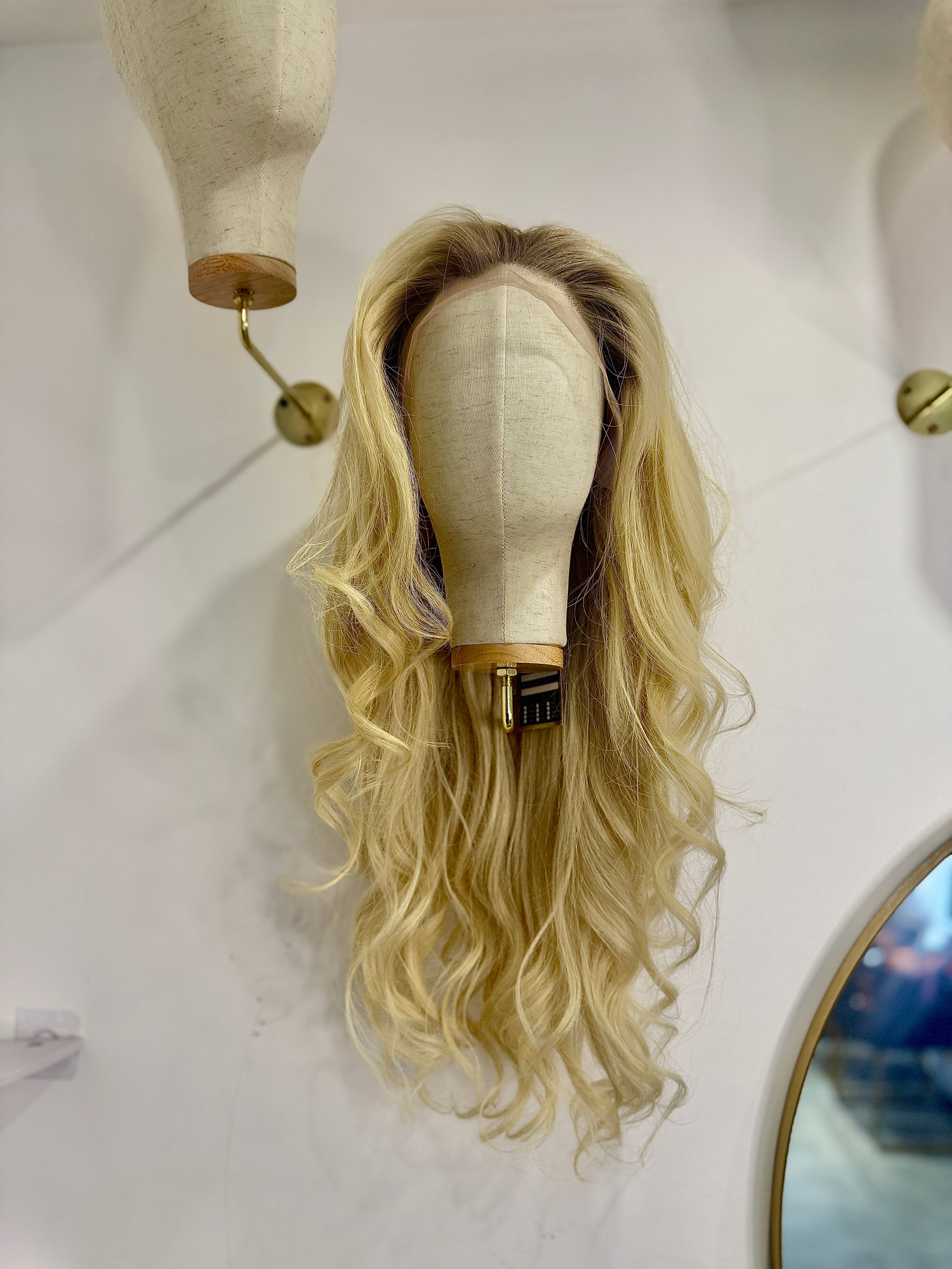 Perruque Bombshell Curls Ash Blonde T1B Roots | Majogra Beauty