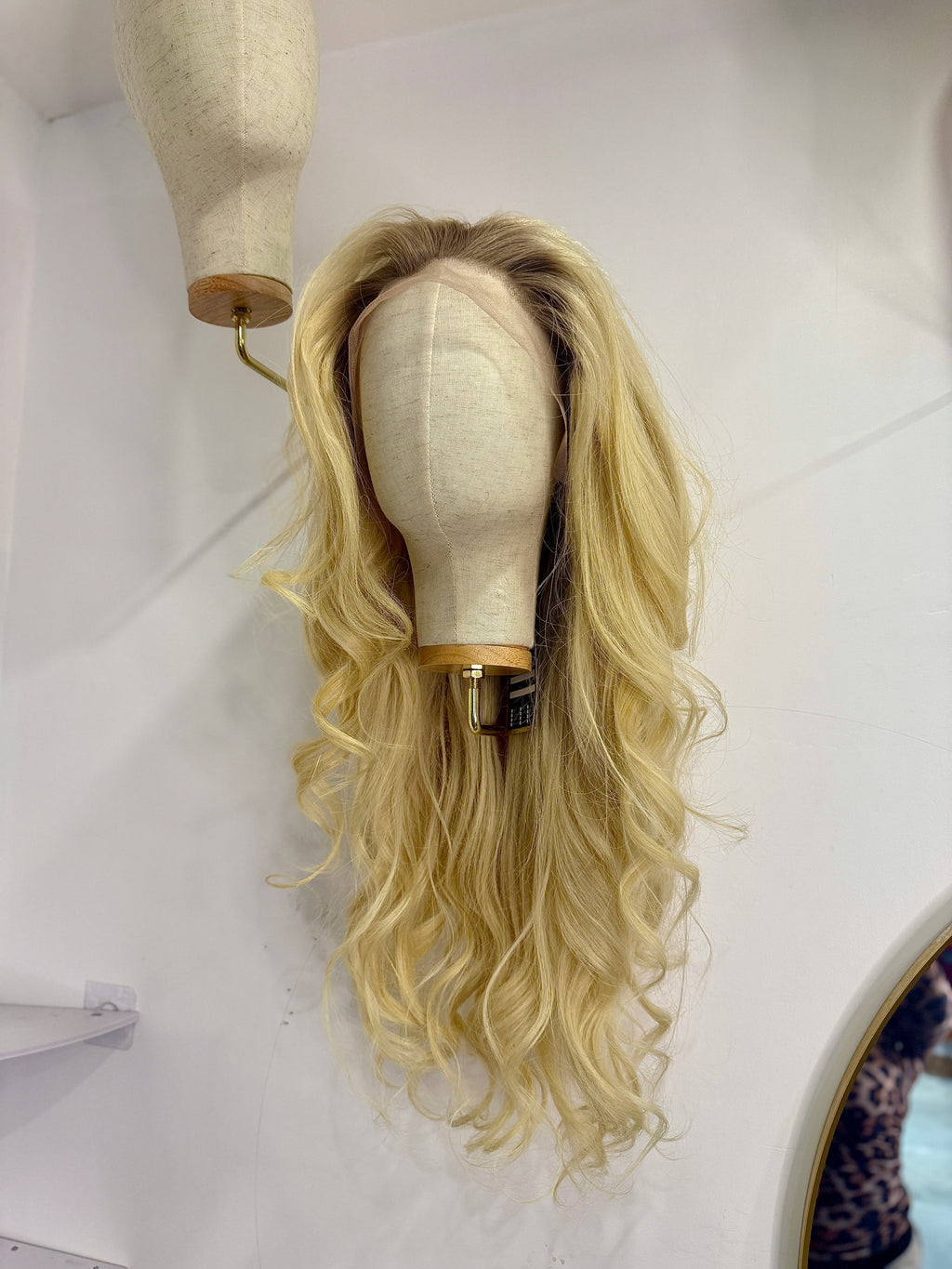 Perruque Bombshell Curls Ash Blonde T1B Roots | Majogra Beauty
