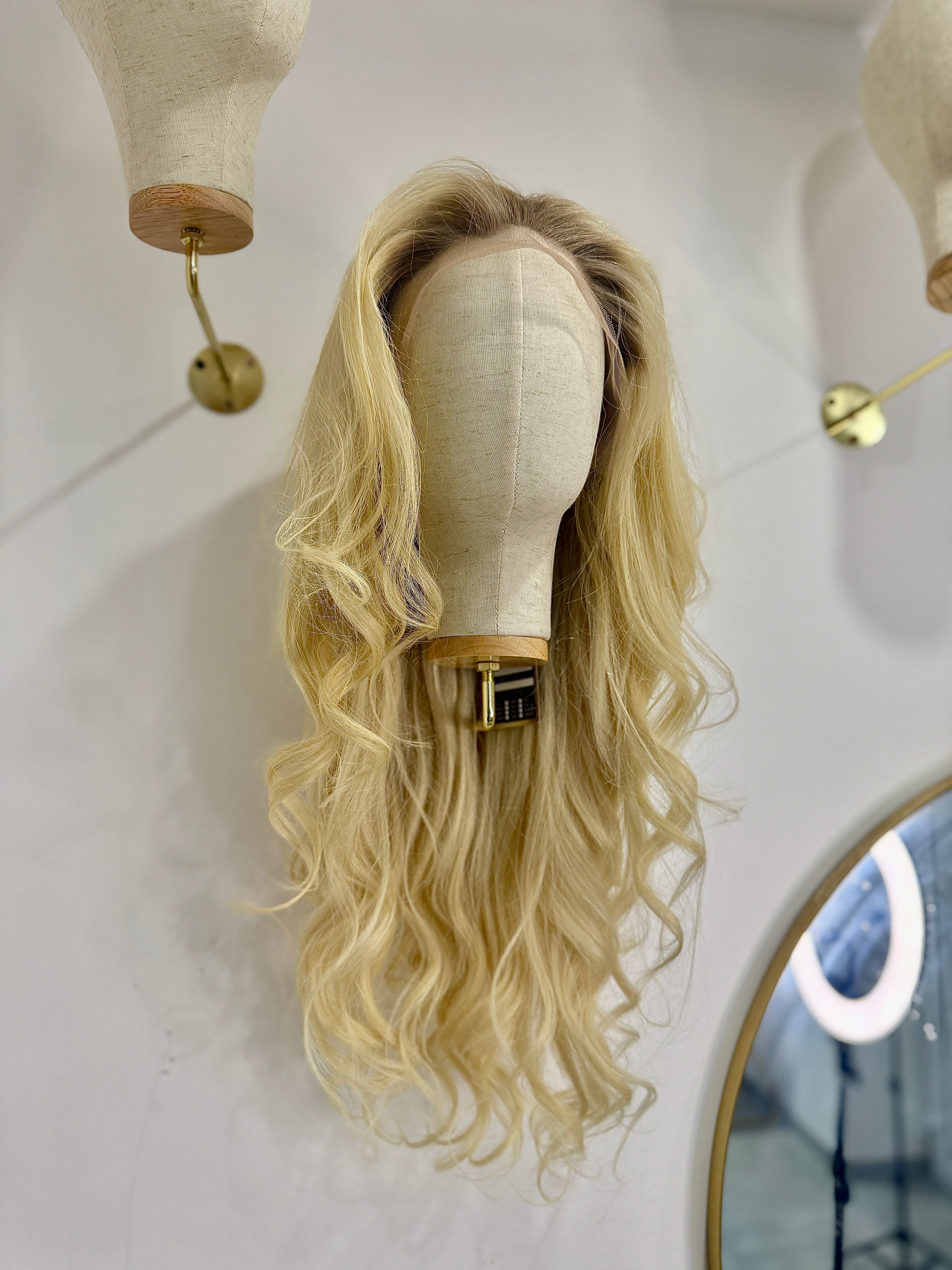Perruque Bombshell Curls Ash Blonde T1B Roots | Majogra Beauty